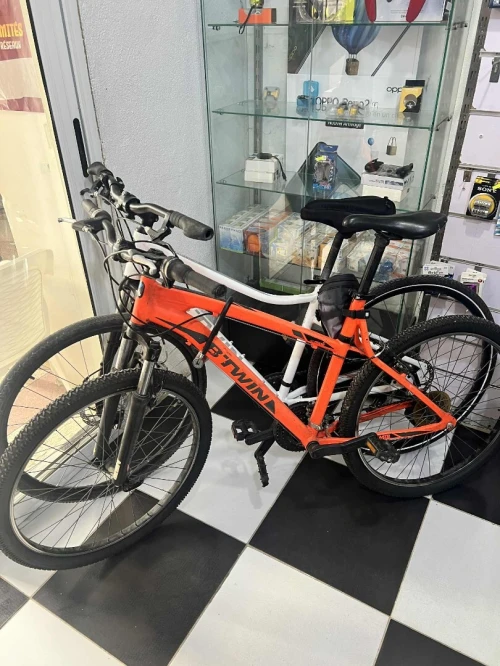 Vélo VTT B'Twin Rockrider - importé de France / دراجة جبلية B'Twin - مجلوبة من فرنسا