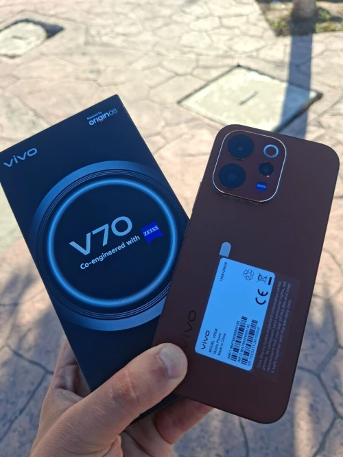 VIVO V 70