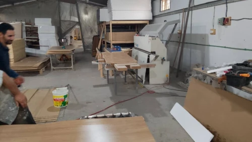 Unité de production de porte intérieure