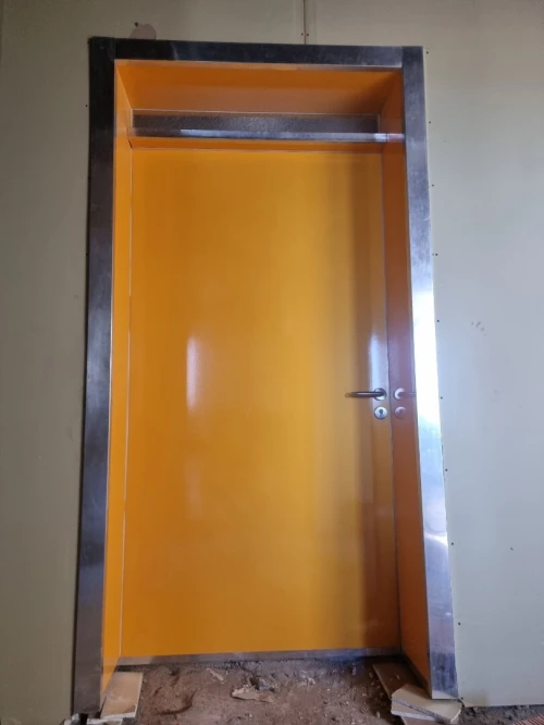 Unité de production de porte intérieure