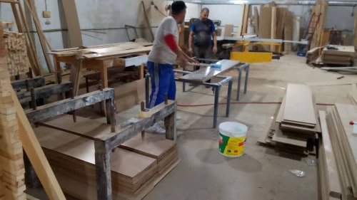 Unité de production de porte intérieure