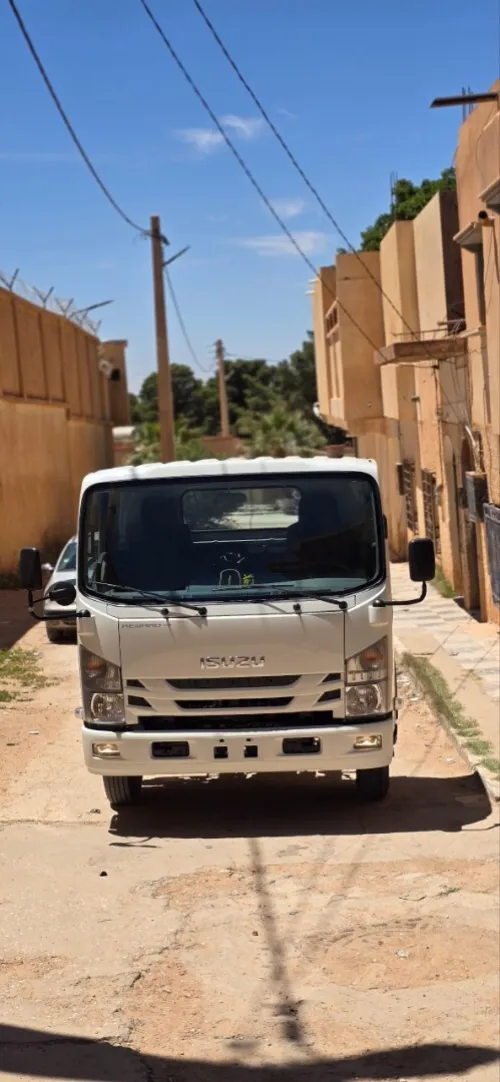 Isuzu reward np 2025