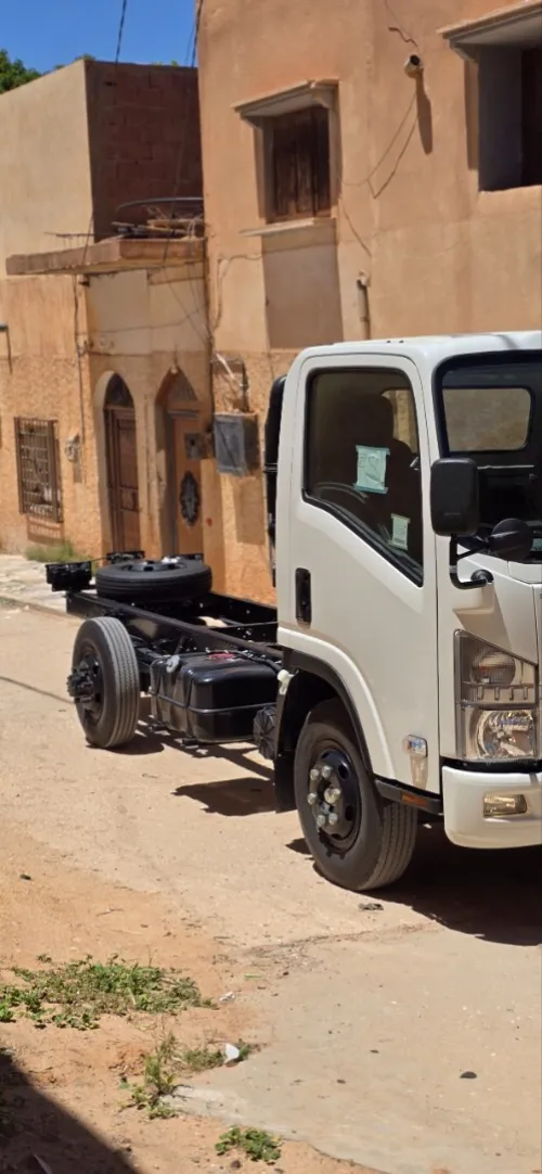 Isuzu reward np 2025