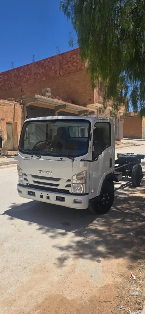 Isuzu npr71 2025