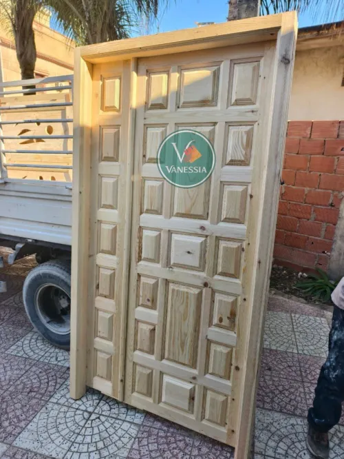 d'entrée en bois rouge avec cadre