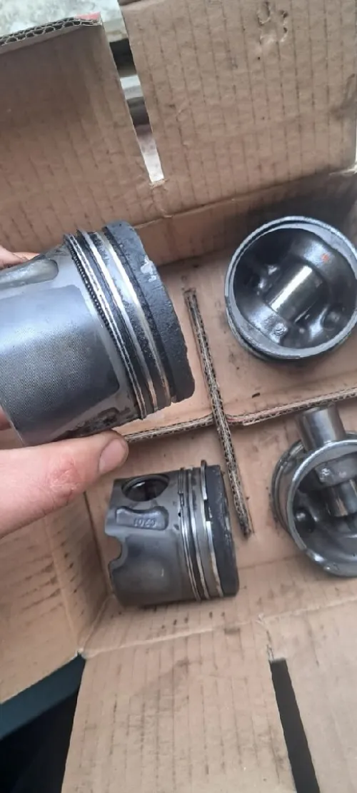 Les piston dorigine fiat  Std etat 9.5 /10  1.3 doblo 90ch  Prix fix 22000
