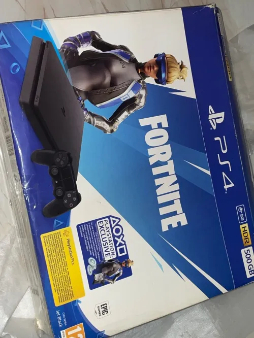 PS4 slim trés bon etat 500go avec 2 manette original et avec son boite