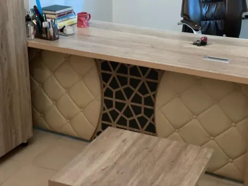 Ensemble de bureau en très bon état peu servi avec un clic clac deux chaises