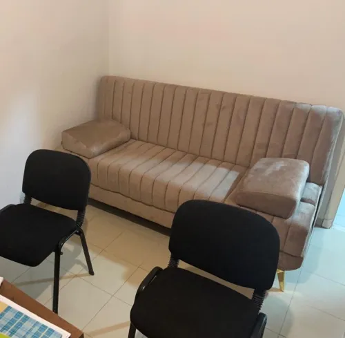 Ensemble de bureau en très bon état peu servi avec un clic clac deux chaises