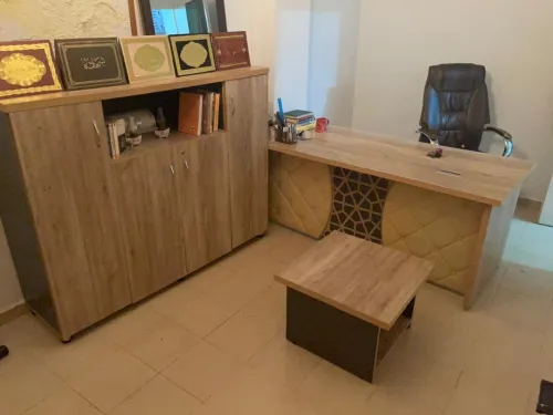 Ensemble de bureau en très bon état peu servi avec un clic clac deux chaises et réfrigérateur LG