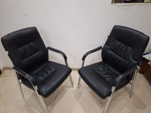 Deux chaises en simili cuir