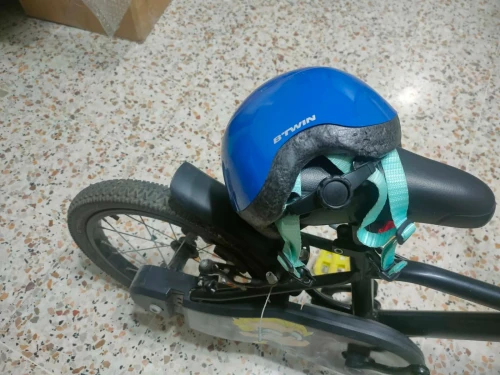 Vélo BTWIN 16 Pouces - Modèle 500 DARK HERO + Avec stabilisateurs + casque BTWIN bleu