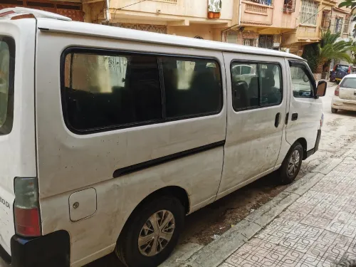 حافلة صغيرة للكراء من نوع نيسان تتسع لـ 15 راكبًا