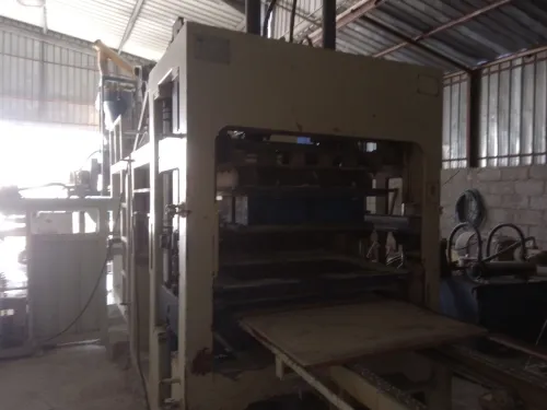 Ligne automatique de fabrication de parpaings, pavés et bordures