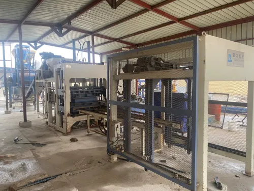 Ligne automatique de fabrication de parpaings, pavés et bordures