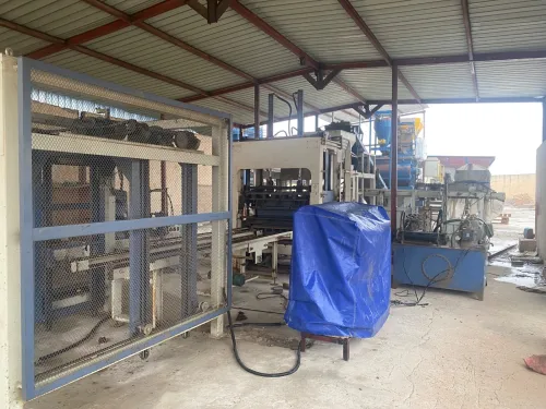 Ligne automatique de fabrication de parpaings, pavés et bordures