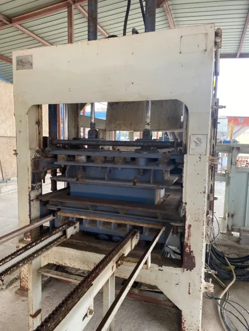 Ligne automatique de fabrication de parpaings, pavés et bordures