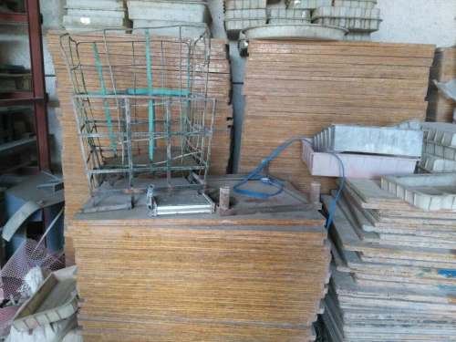 Ligne automatique de fabrication de parpaings, pavés et bordures