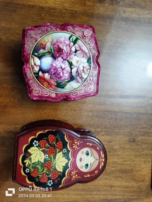 Poupée russe et coffret en bois 