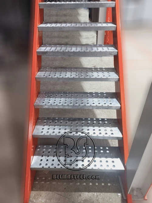 MARCHE ESCALIER EN  CAILLEBOTIS TOLE PLIEE GALVANISEE