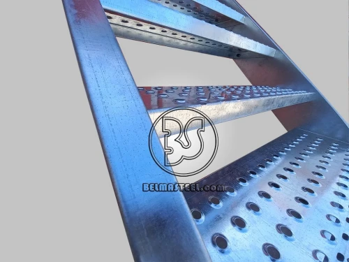 MARCHE ESCALIER EN  CAILLEBOTIS TOLE PLIEE GALVANISEE