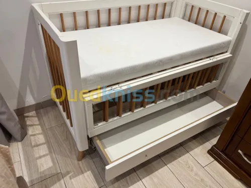 Lit pour bébé en bois 