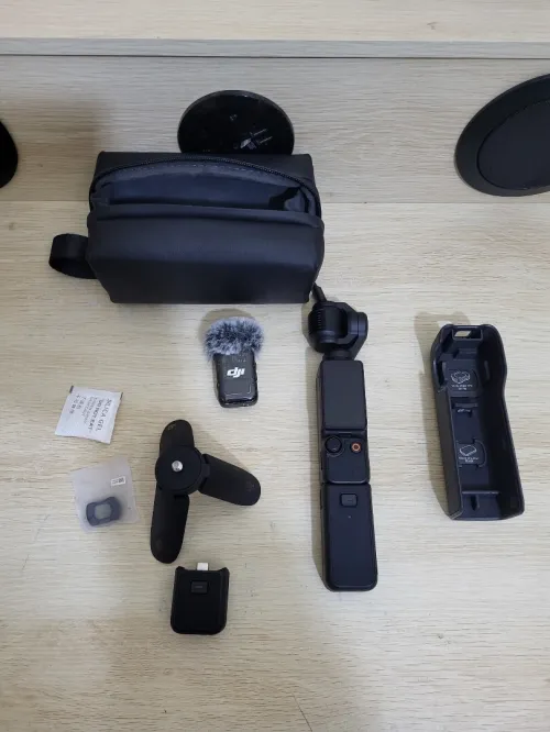 DJI Osmo Pocket 3 Créateur Combo Bundle, camera vlog CMOS 1'' et Vidéo 4K/120 ips, digital et petite, Stabilisation à 3 axes, Suivi Facial/Objet, MAP rapide, avec Micro pour un Son net