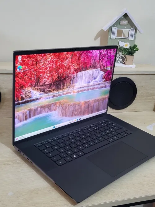 DELL PRECISION 5690 | CORE Ultra 7-165H | RTX 1000 ADA 6GB | 512GB NVMe SSD | 32GB RAM