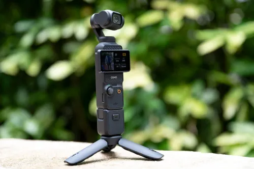 DJI Osmo Pocket 3 Créateur Combo Bundle, camera vlog CMOS 1'' et Vidéo 4K/120 ips, digital et petite, Stabilisation à 3 axes, Suivi Facial/Objet, MAP rapide, avec Micro pour un Son net
