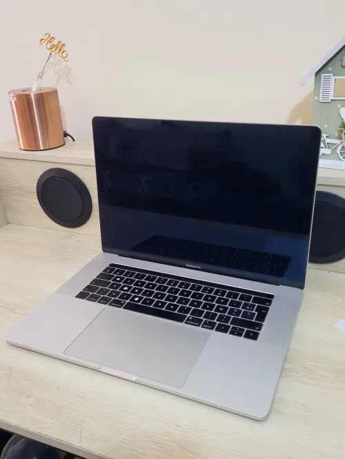 MacBook Pro 15" 2019 | CORE i7 | 16GB RAM | AMD RADEON PRO 555X 4GB | 256GB SSD | GAMME | Workstation