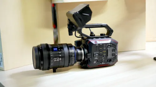 CAMERA PROFESSIONNELLE PANASONIC EVA1 CAPTEUR SUPER 35mm 5.7K 5720 X 3016 VIDEO 4K DE QUALITE CINEMA