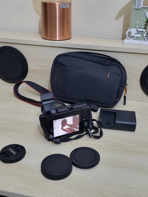 Canon EOS M 200 hybride Vidéo 4K/UHD 30p capteur APS-C de 24Mpx + EF-M 15-45mm f/3,5-6,3 IS STM