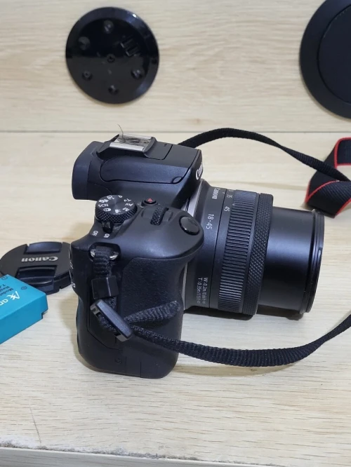 Canon EOS R100 hybride APS-C 24.1 MP - Vidéo 4K 30p - AF CMOS Dual Pixel - Viseur OLED - Wi-Fi/Bluetooth + Objectif stabilisé RF-S 18-45mm f/4.5-6.3 IS STM