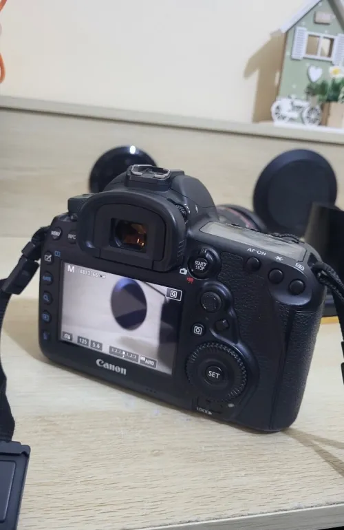 Canon EOS 5D Mark IV | Capteur 30Mpx Rendu cinématographique 4K + Objectif Canon EF 24 70 2.8 L USM