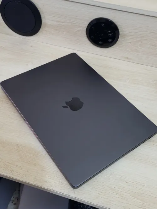 MacBook Pro M4 MAX 14'' 2024 | Puce M4 Max CPU 16 COEURS | GPU 40 COEURS | 64GB RAM | 1TB SSD | CYCLES 177