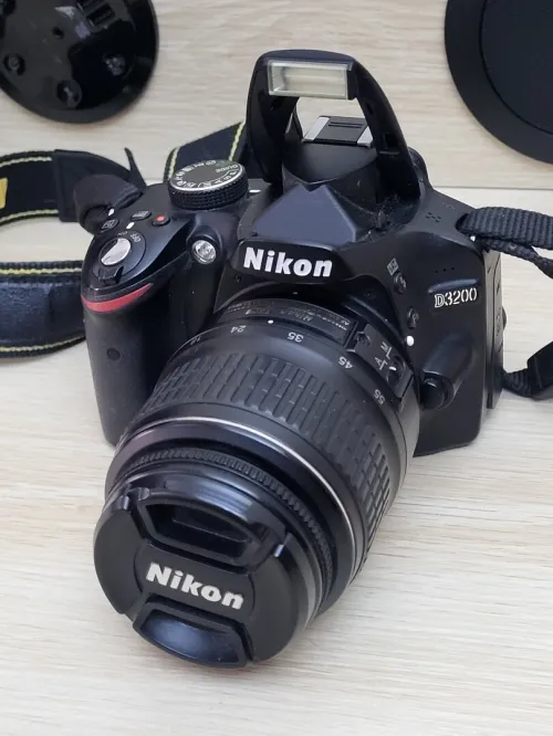 Nikon D3200 Appareil photo reflex 24Mpx + OBJECTIF Nikon AF-S DX Nikkor 18-55mm f/ ED II