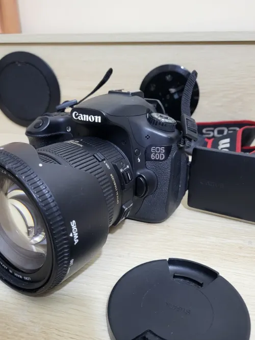Canon EOS 60D Appareil photo Reflex 18 Mpix CMOS APS-C + Sigma EX 17-50mm - f/2.8 DC OS HSM 