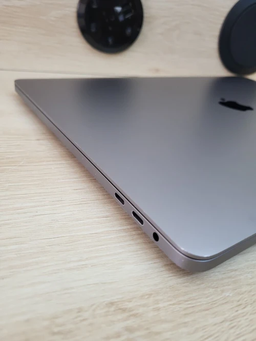 MacBook Pro 16" 2019 | CORE i7 | 16GB RAM | AMD RADEON PRO 555X 4GB | 256GB SSD | GAMME Workstation