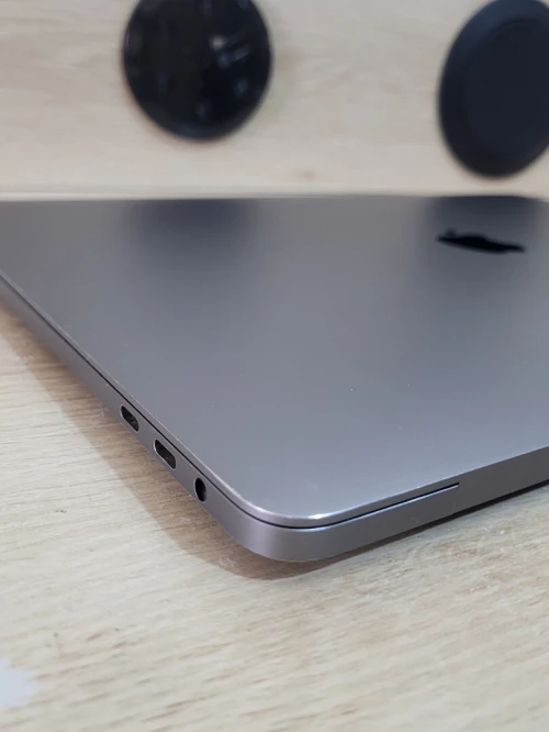 MacBook Pro 16" 2019 | INTEL CORE i7 | 16GB RAM | RADEON PRO 555X 4GB | 256GB NVMe SSD | WORKSATION