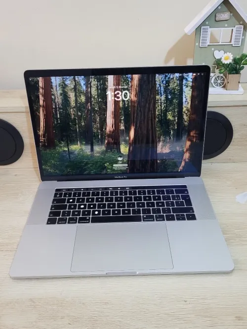 MacBook Pro 15" 2019 | CORE i7 | 16GB RAM | AMD RADEON PRO 555X 4GB | 256GB SSD | GAMME | Workstation