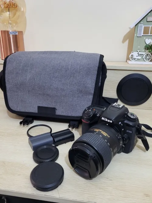 Nikon D7500 DSLR Reflex APS-C DX 20.9 Mégapixels Vidéo 4K UHD + AF-S DX 18-300 mm f/3.5-6.3 G ED VR