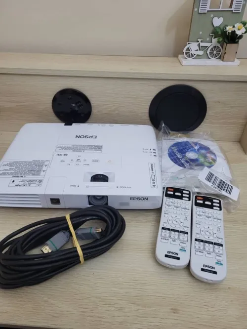 EPSON EB1751 PROJECTEUR 3LCD - PORTABLE - 2600 LUMENS - XGA (1024 x 768) - 4:3 + 2 TÉLÉCOMMANDES