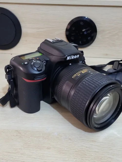 Nikon D7500 DSLR Reflex APS-C DX 20.9 Mégapixels Vidéo 4K UHD + AF-S DX 18-300 mm f/3.5-6.3 G ED VR