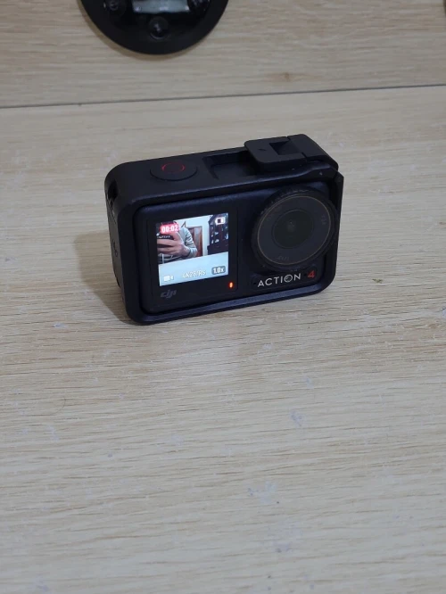 DJI Osmo Action 4 - Caméra d'Action étanche 4K/120 FPS Images saisissantes en Basse lumière 1770mAh