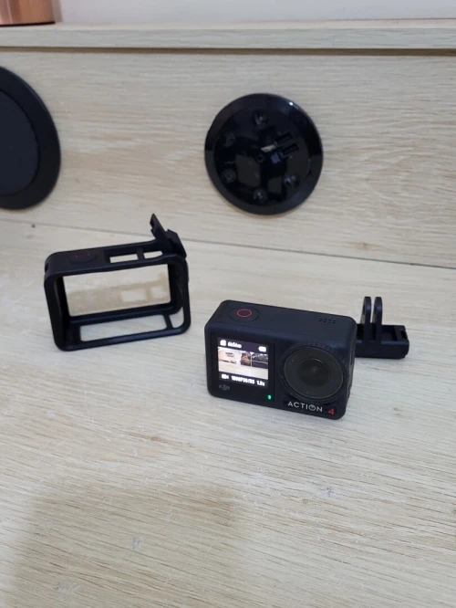 DJI Osmo Action 4 - Caméra d'Action étanche 4K/120 FPS Images saisissantes en Basse lumière 1770mAh