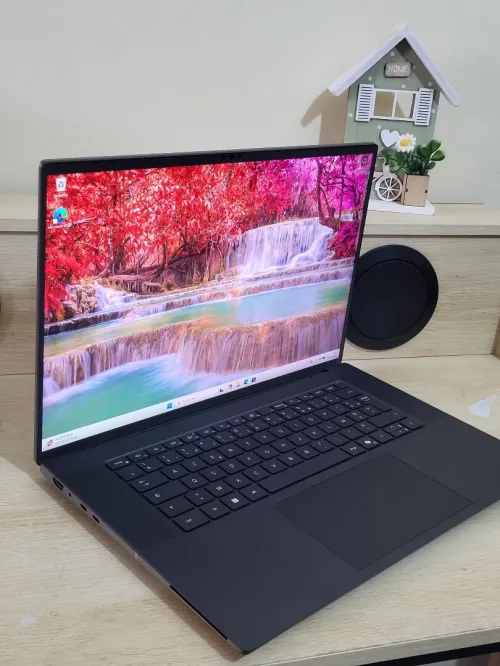 DELL PRECISION 5690 | CORE Ultra 7-165H | RTX 1000 ADA 6GB | 512GB NVMe SSD | 32GB RAM