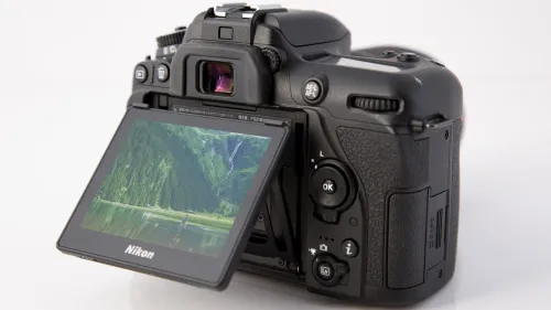 Nikon D7500 DSLR Reflex APS-C DX 20.9 Mégapixels Vidéo 4K UHD + AF-S DX 18-300 mm f/3.5-6.3 G ED VR