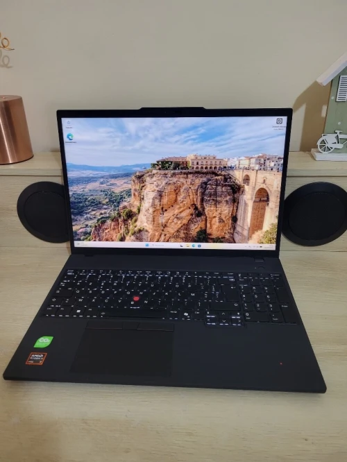 THINKPAD P16s GEN 4 | RYZEN AI 7 PRO 350/w | 32GB RAM | 512GB | RADEON 860M 8GB | Workstation