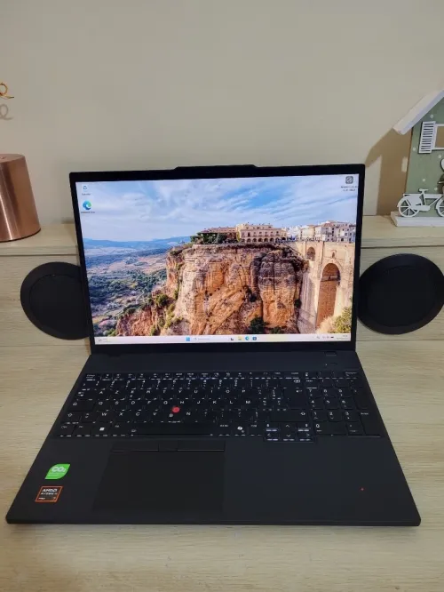 THINKPAD P16s GEN 4 | RYZEN AI 7 PRO 350/w | 32GB RAM | 512GB | RADEON 860M 8GB | Workstation