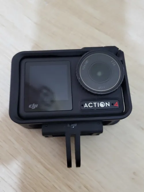 DJI Osmo Action 4 - Caméra d'Action étanche 4K/120 FPS Images saisissantes en Basse lumière 1770mAh